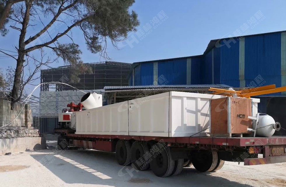 桂林鴻程環(huán)保礦石磨粉機賀州老客戶又上2臺新機 到貨現(xiàn)場