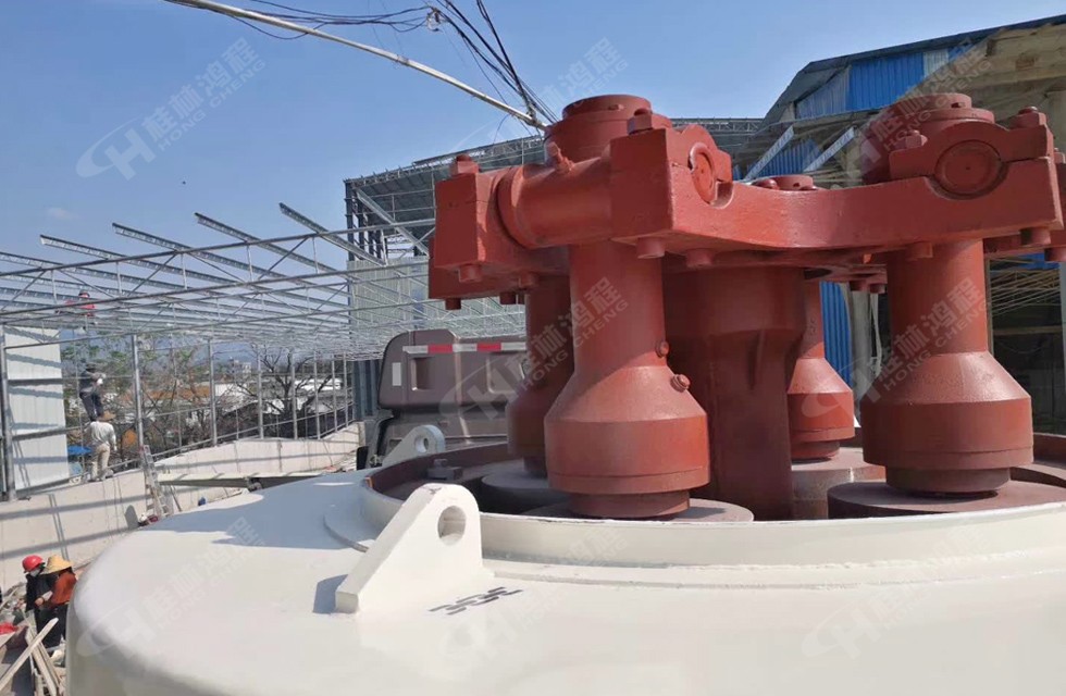 賀州老客戶又上2臺新機 hcq1500擺式磨粉機主機到貨現(xiàn)場